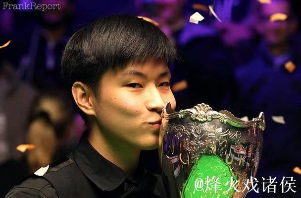 塞尔比捧英锦赛奖杯亮相皇权球场,莱斯特共享荣光 塞尔比捧英锦赛奖杯亮相皇权球场,莱斯特共享荣光