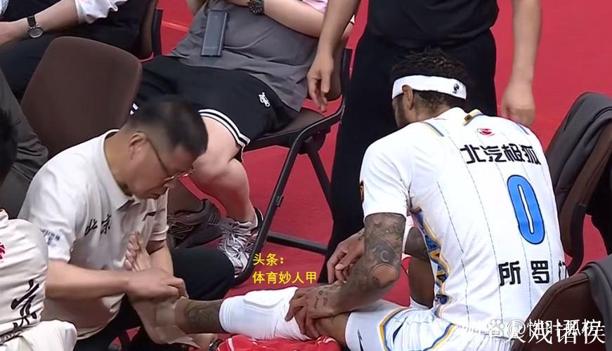 裁判无视哈达威背后推搡,申京补篮遭遇打扰 裁判无视哈达威背后推搡,申京补篮遭遇打扰